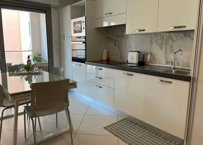 West Bay * マントン